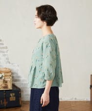 GJBJA50250 Jocomomola(ホコモモラ) Escaleras de flores フラワー総刺繍ブラウス ライトブルー