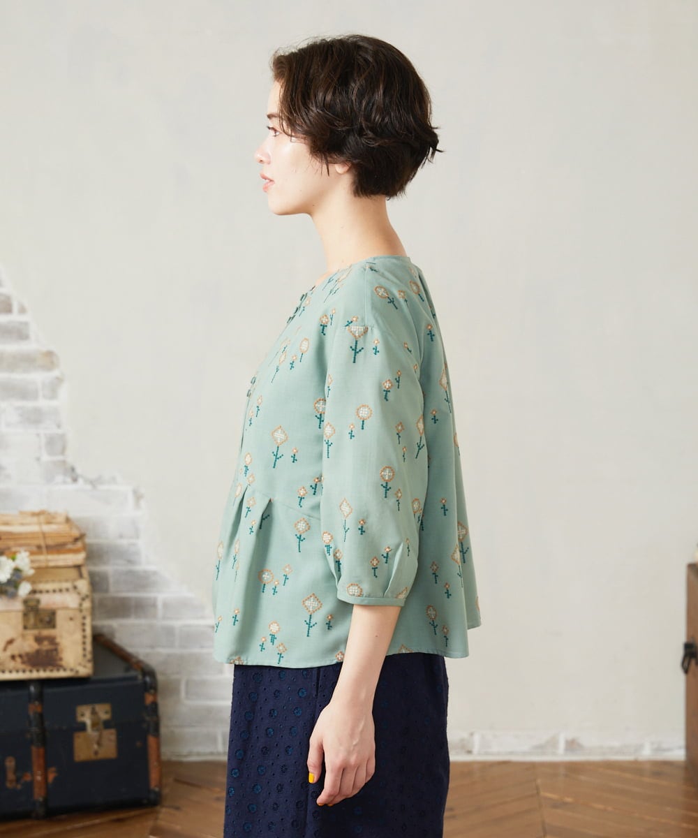 GJBJA50250 Jocomomola(ホコモモラ) Escaleras de flores フラワー総刺繍ブラウス ライトブルー