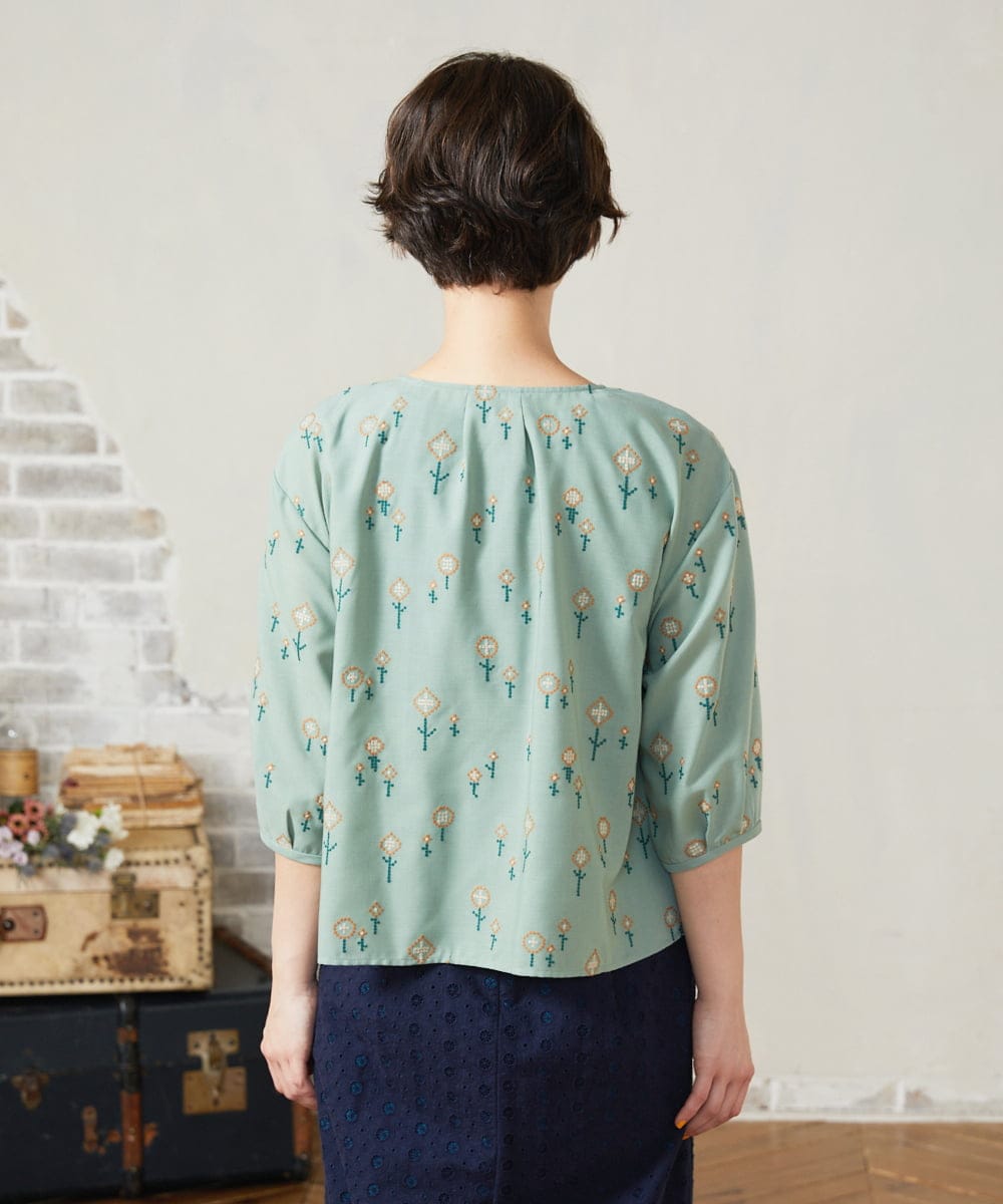 GJBJA50250 Jocomomola(ホコモモラ) Escaleras de flores フラワー総刺繍ブラウス ライトブルー