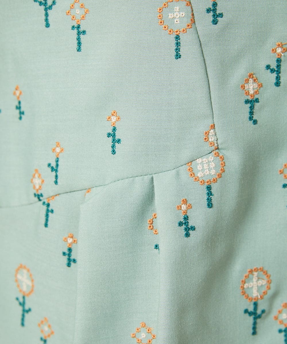 GJBJA50250 Jocomomola(ホコモモラ) Escaleras de flores フラワー総刺繍ブラウス ライトブルー