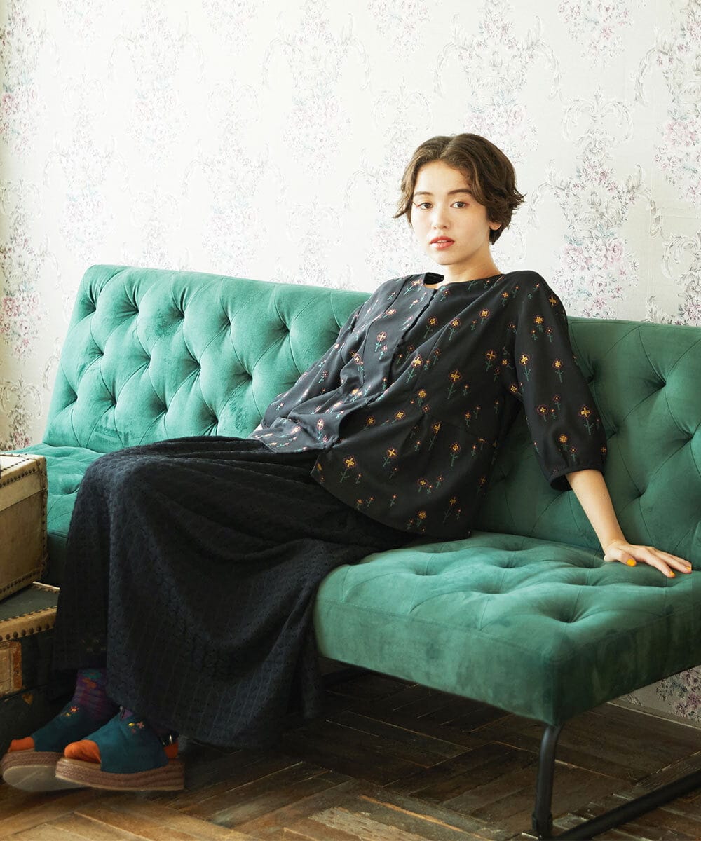 GJBJA50250 Jocomomola(ホコモモラ) Escaleras de flores フラワー総刺繍ブラウス ライトブルー
