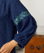 GJBJB03200 Jocomomola(ホコモモラ) Encaje de Animal フラワーレースドビーブラウス ネイビー