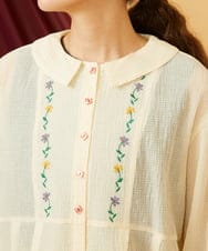 GJBJD32200 Jocomomola(ホコモモラ) Fluir フラワー刺繍シャーリングブラウス アイボリー
