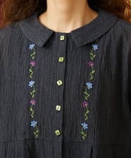 GJBJD32200 Jocomomola(ホコモモラ) Fluir フラワー刺繍シャーリングブラウス ダークグレー