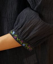 GJBJD32200 Jocomomola(ホコモモラ) Fluir フラワー刺繍シャーリングブラウス ダークグレー