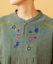 GJBLD33200 Jocomomola(ホコモモラ) フラワー刺繍ヘリンボーンプルオーバーブラウス グリーン