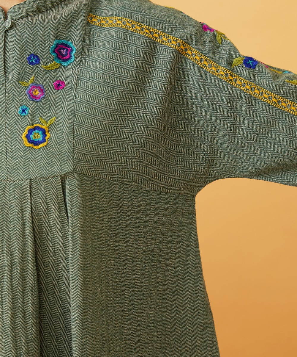 GJBLD33200 Jocomomola(ホコモモラ) フラワー刺繍ヘリンボーンプルオーバーブラウス グリーン