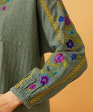 GJBLD33200 Jocomomola(ホコモモラ) フラワー刺繍ヘリンボーンプルオーバーブラウス グリーン