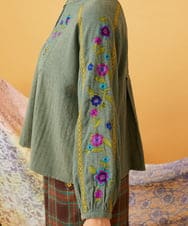 GJBLD33200 Jocomomola(ホコモモラ) フラワー刺繍ヘリンボーンプルオーバーブラウス グリーン