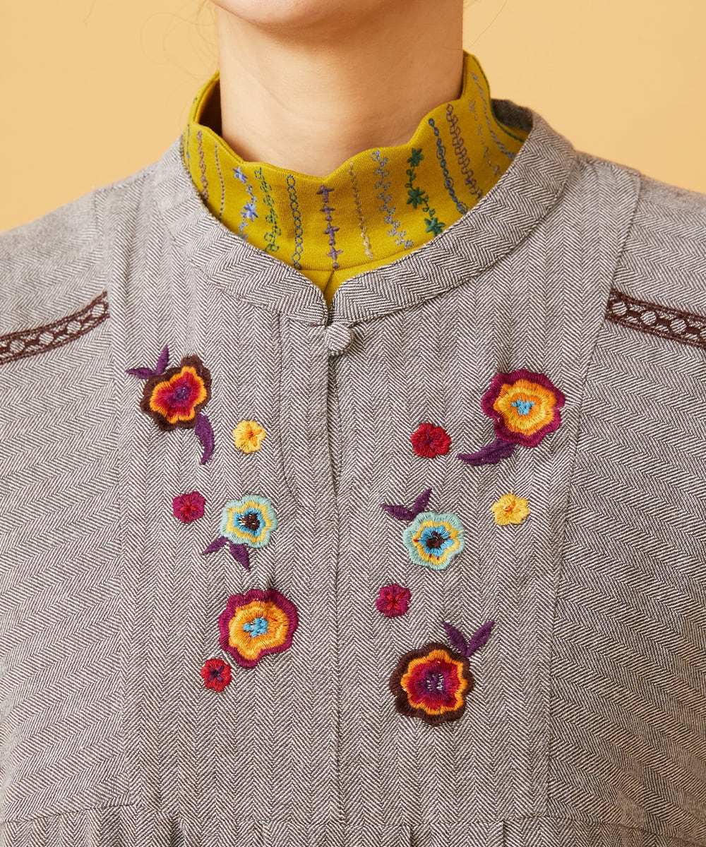 GJBLD33200 Jocomomola(ホコモモラ) フラワー刺繍ヘリンボーンプルオーバーブラウス ダークグレー