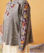 GJBLD33200 Jocomomola(ホコモモラ) フラワー刺繍ヘリンボーンプルオーバーブラウス ダークグレー