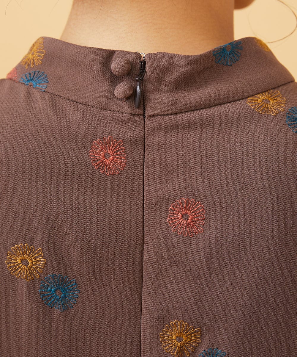 GJEAD50350 Jocomomola(ホコモモラ) Estrella ハイネックフラワー刺繡ワンピース ブラウン
