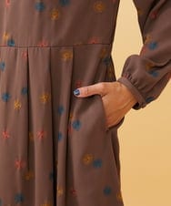 GJEAD50350 Jocomomola(ホコモモラ) Estrella ハイネックフラワー刺繡ワンピース ブラウン