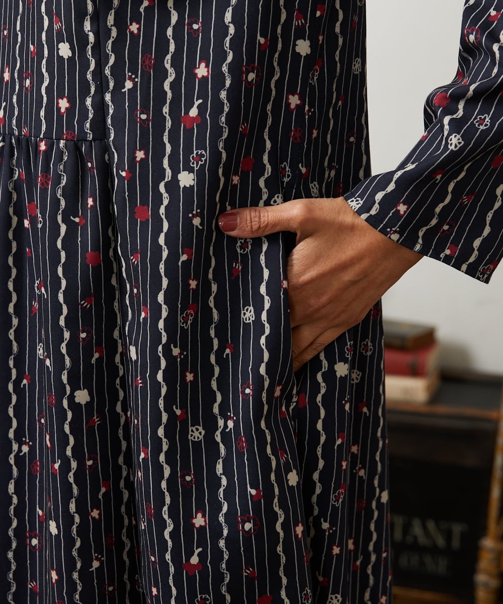 GJECD30300 Jocomomola(ホコモモラ) Escala de floral プリントワンピース ネイビー