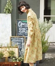 GJEDE38300 Jocomomola(ホコモモラ) Palomas y flores プリントシャツワンピース イエロー