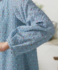 GJEFD34300 Jocomomola(ホコモモラ) エンボスドットシャツワンピース ライトブルー