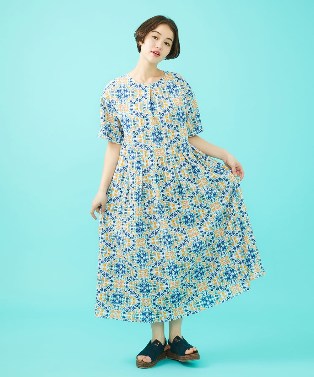 GJEGA70360 Jocomomola(ホコモモラ) 【日本製】Rosa flamenco フラワープリントタックワンピース ブルー