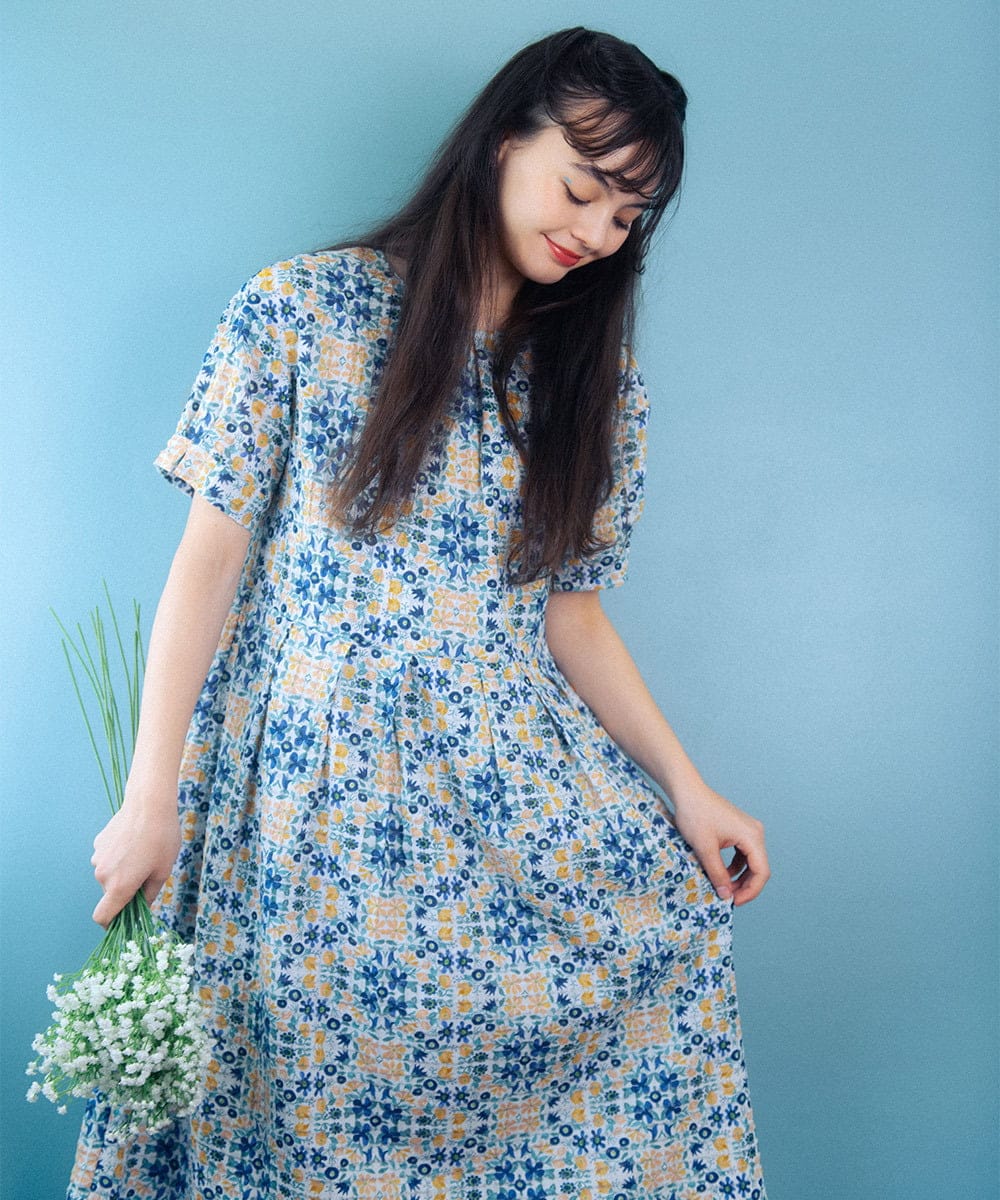 GJEGA70360 Jocomomola(ホコモモラ) 【日本製】Rosa flamenco フラワープリントタックワンピース ブルー
