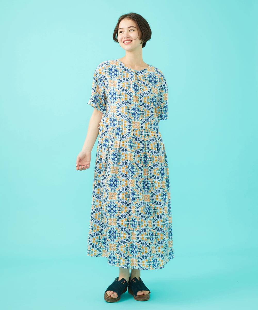 GJEGA70360 Jocomomola(ホコモモラ) 【日本製】Rosa flamenco フラワープリントタックワンピース ブルー