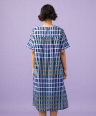 GJEGD30270 Jocomomola(ホコモモラ) Enganar チェック柄スモッキング刺繍ワンピース ネイビー