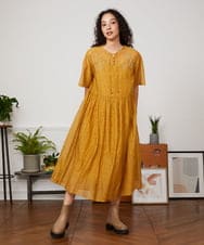 GJEJA30280 Jocomomola(ホコモモラ) Azahar コード刺繍入りコットンシルクワンピース イエロー