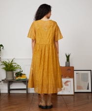 GJEJA30280 Jocomomola(ホコモモラ) Azahar コード刺繍入りコットンシルクワンピース イエロー
