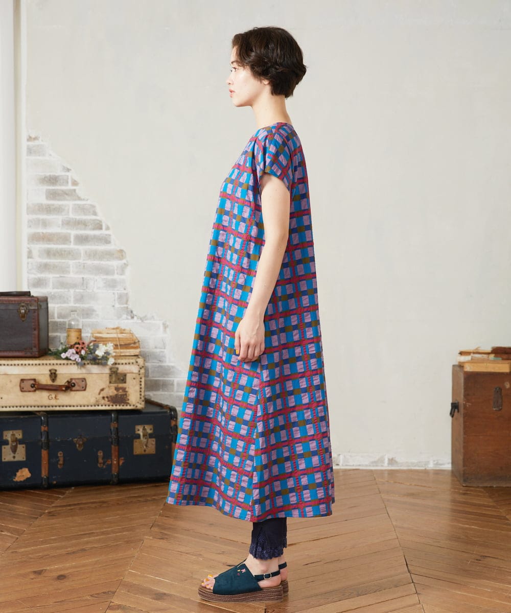 GJEJA31300 Jocomomola(ホコモモラ) Laberinto リップルチェックワンピース ブルー