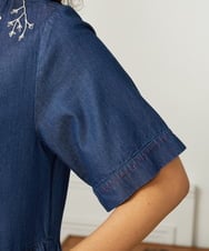 GJEJB36260 Jocomomola(ホコモモラ) Jardines コード刺繍デニムシャツワンピース ブルー