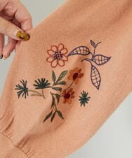 GJFAE36200 Jocomomola(ホコモモラ) Tesoro フラワー刺繍ニットプルオーバー ピンク