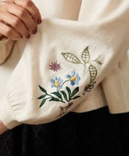 GJFAE36200 Jocomomola(ホコモモラ) Tesoro フラワー刺繍ニットプルオーバー アイボリー