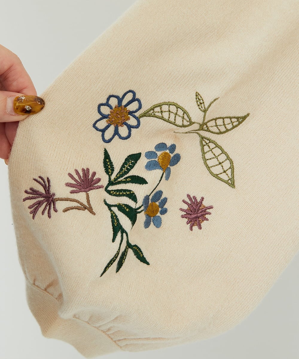 GJFAE36200 Jocomomola(ホコモモラ) Tesoro フラワー刺繍ニットプルオーバー アイボリー