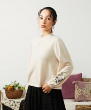 GJFAE36200 Jocomomola(ホコモモラ) Tesoro フラワー刺繍ニットプルオーバー アイボリー
