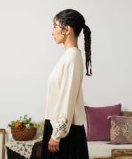 GJFAE36200 Jocomomola(ホコモモラ) Tesoro フラワー刺繍ニットプルオーバー アイボリー