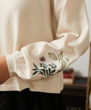 GJFAE36200 Jocomomola(ホコモモラ) Tesoro フラワー刺繍ニットプルオーバー アイボリー