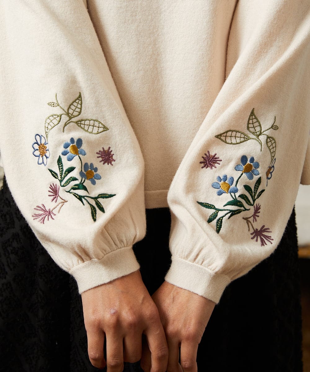 GJFAE36200 Jocomomola(ホコモモラ) Tesoro フラワー刺繍ニットプルオーバー アイボリー