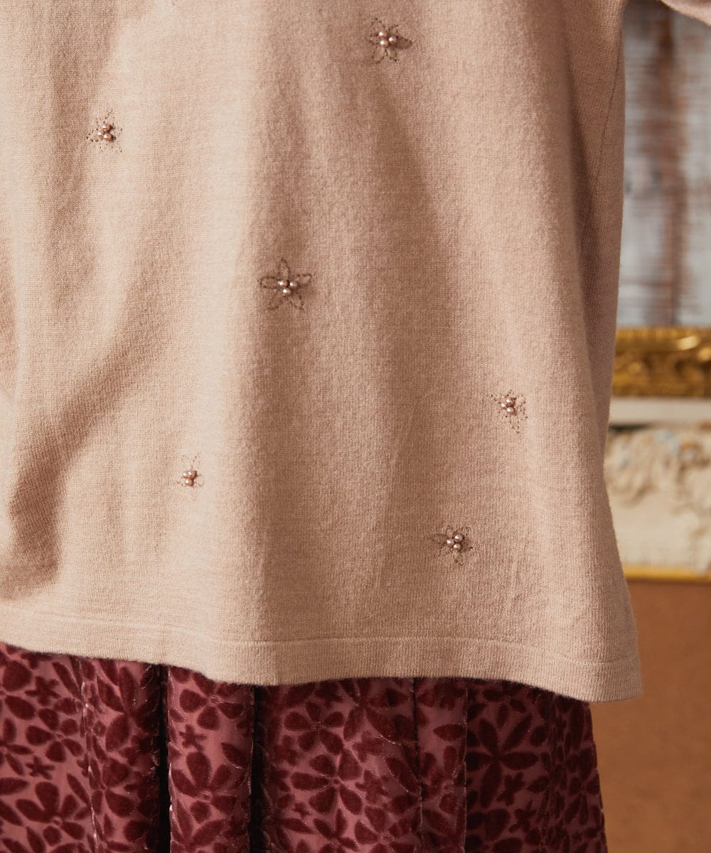 GJFAE51220 Jocomomola(ホコモモラ) Tesoro フラワーモチーフニットプルオーバー ベージュ