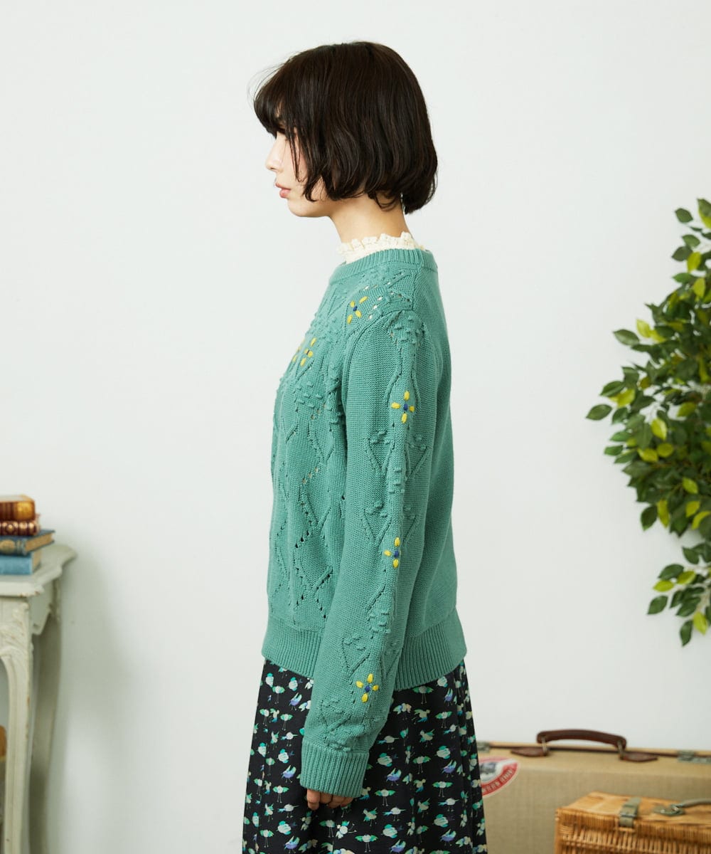 GJFDD30200 Jocomomola(ホコモモラ) フラワー刺繍ケーブルニットプルオーバー グリーン