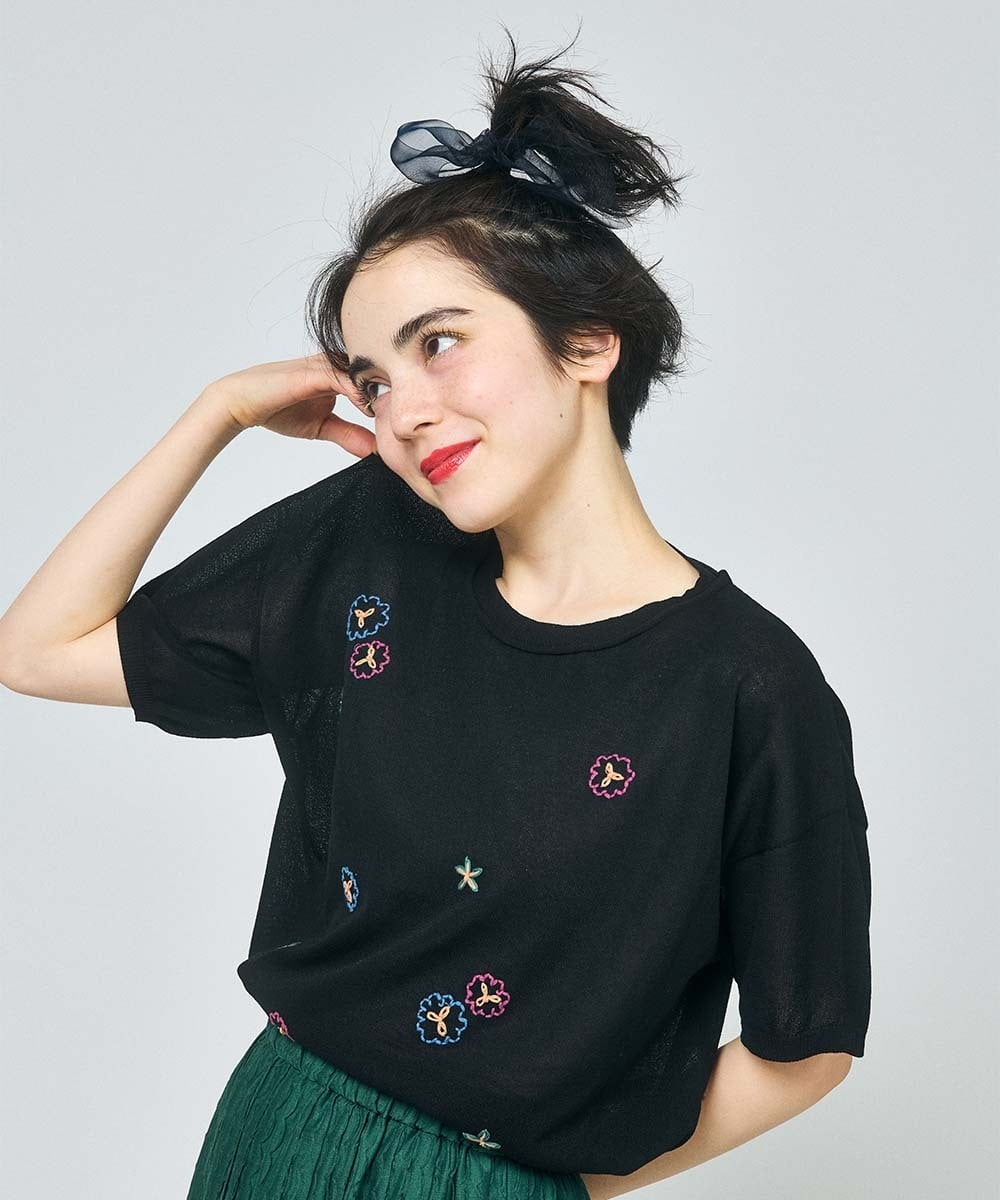 GJFHA30200 Jocomomola(ホコモモラ) Brisa フラワー刺繍シアーニット ブラック
