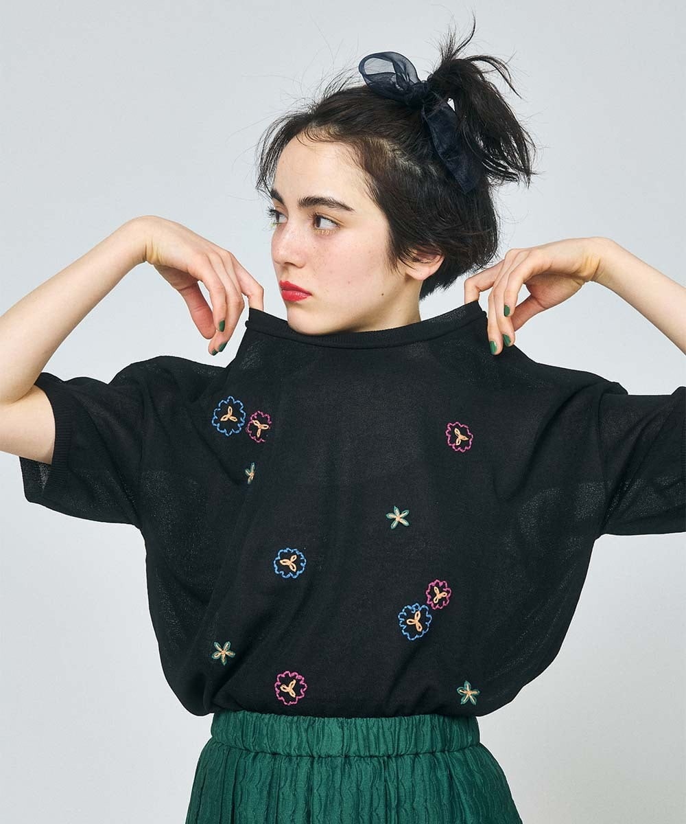 GJFHA30200 Jocomomola(ホコモモラ) Brisa フラワー刺繍シアーニット ブラック