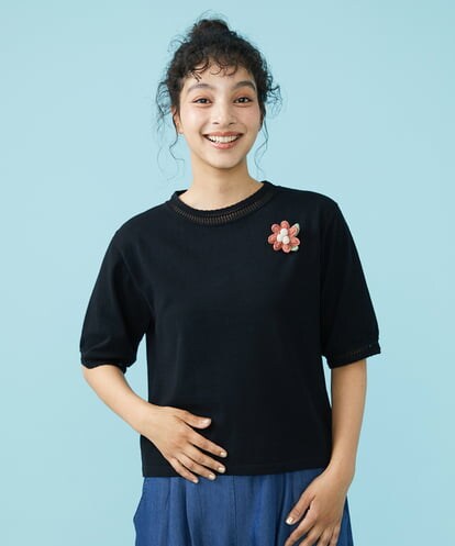 GJFHS30160 Jocomomola ハイツイストコットン ブローチ付きニットプルオーバー
