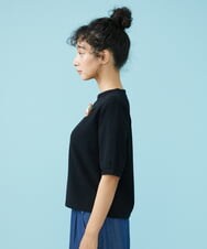 GJFHS30160 Jocomomola(ホコモモラ) ハイツイストコットン ブローチ付きニットプルオーバー ブラック