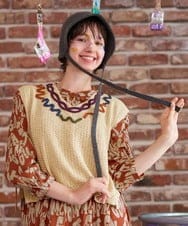 GJFJE01200 Jocomomola(ホコモモラ) Dibujqr サイドリボンニットベスト ベージュ