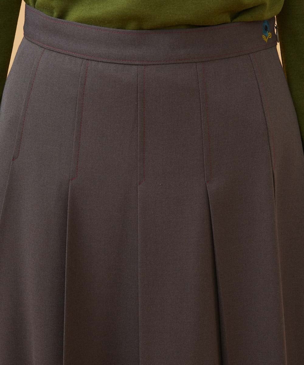 GJHAD35200 Jocomomola(ホコモモラ) Pliegues ワンポイント刺繍プリーツスカート グレー