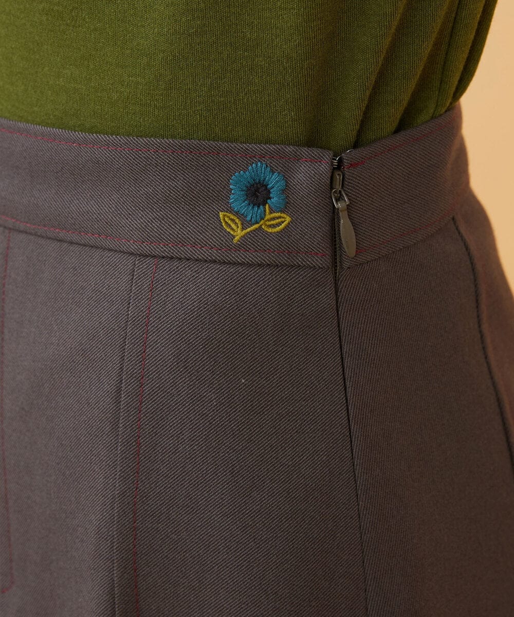 GJHAD35200 Jocomomola(ホコモモラ) Pliegues ワンポイント刺繍プリーツスカート グレー