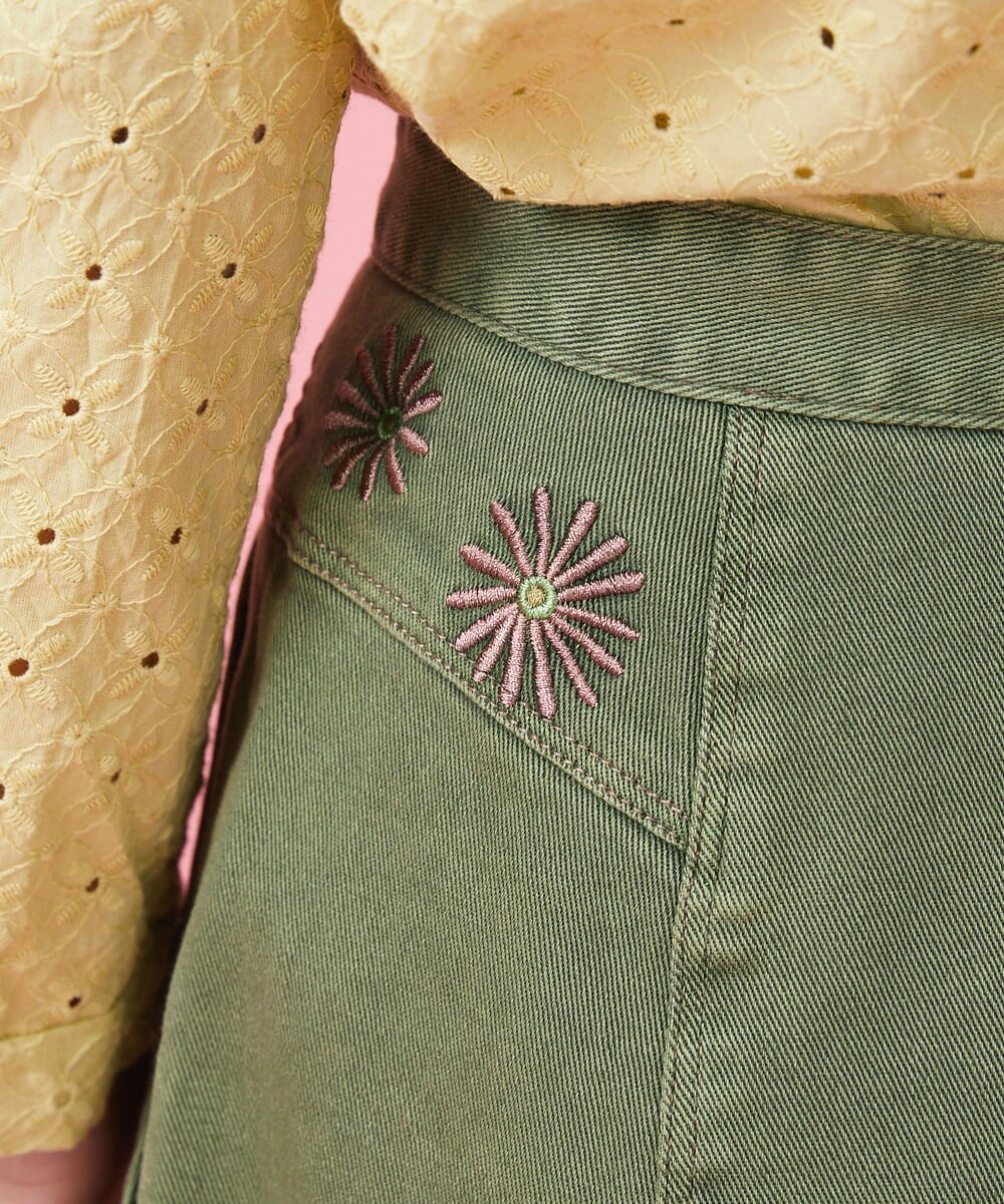 GJHDT38200 Jocomomola(ホコモモラ) フラワー刺繍 カラーデニムスカート カーキ