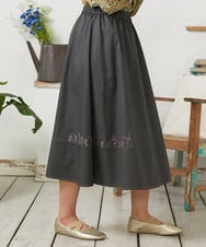 GJHFD33180 Jocomomola(ホコモモラ) Facil 刺繍入りツイルフレアスカート ダークグレー