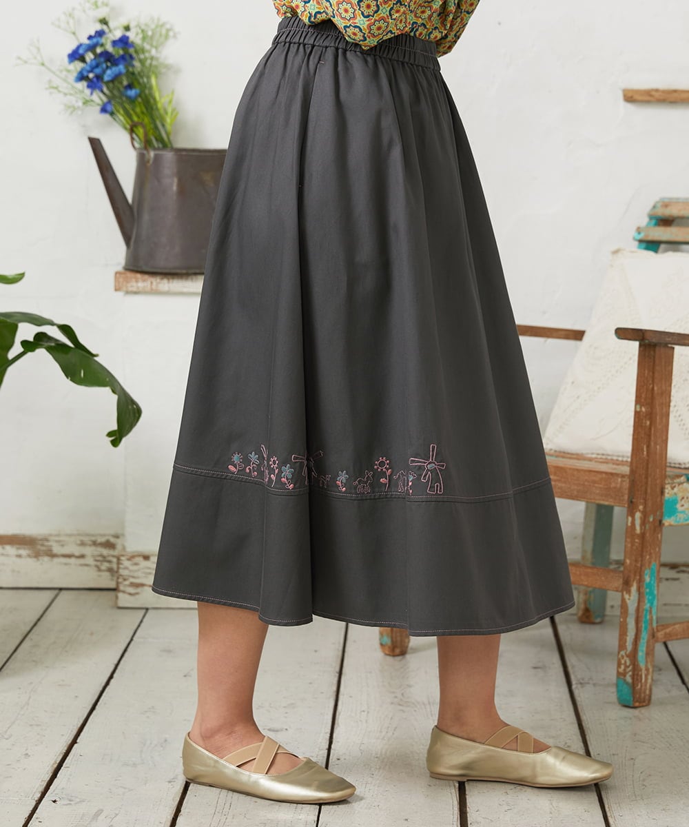 GJHFD33180 Jocomomola(ホコモモラ) Facil 刺繍入りツイルフレアスカート ダークグレー