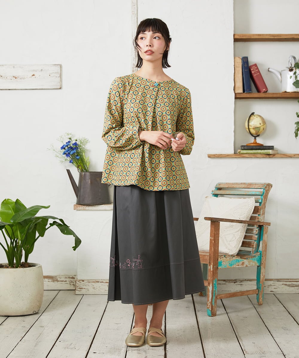 GJHFD33180 Jocomomola(ホコモモラ) Facil 刺繍入りツイルフレアスカート ダークグレー