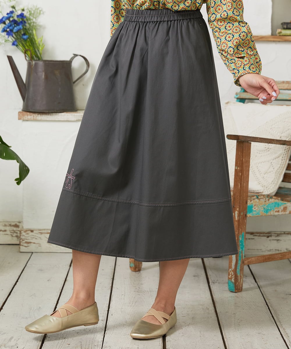 GJHFD33180 Jocomomola(ホコモモラ) Facil 刺繍入りツイルフレアスカート ダークグレー