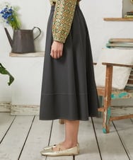 GJHFD33180 Jocomomola(ホコモモラ) Facil 刺繍入りツイルフレアスカート ダークグレー